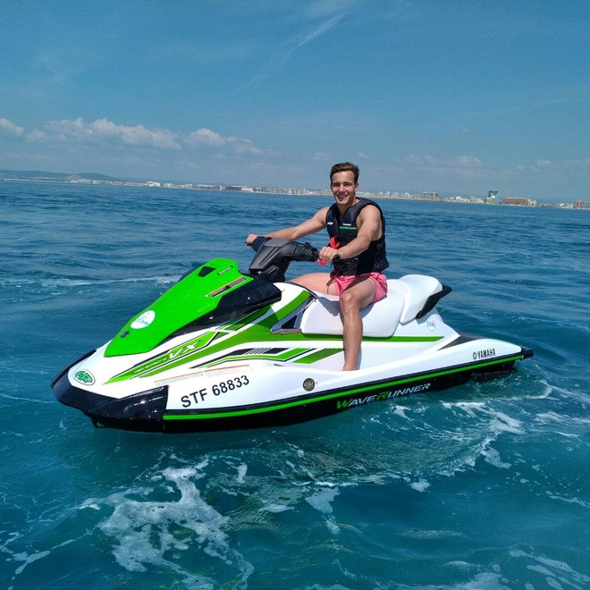 Genreau là người năng động, đặc biệt ưa thích các hoạt động vui chơi ngoài trời. Trong những dịp được nghỉ thi đấu, 9X thường dành thời gian đi du lịch trong và ngoài nước.