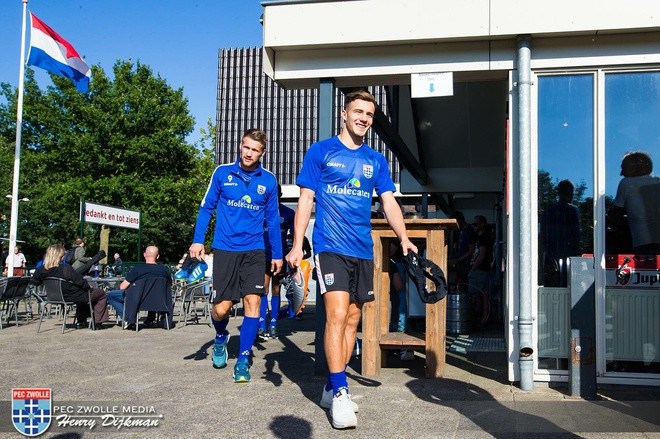 Denis Genreau sinh năm 1999 tại Paris (Pháp) nhưng cùng cha mẹ sang Australia sinh sống từ nhỏ. Tiền vệ 20 tuổi hiện khoác áo CLB Melbourne City ở A.League. Năm 17 tuổi, Genreau ra mắt Melbourne City ở phút 80 trận đối đầu Perth Glory. Tháng 6/2018, anh được cho mượn tới PEC Zwolle thi đấu ở mùa giải 2018-19.