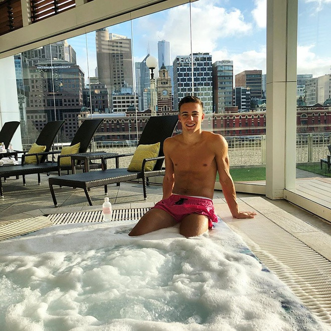 Denis Genreau sở hữu chiều cao 1,75 m cùng body 6 múi săn chắc. Tại trang cá nhân, tiền vệ U23 Australia nhiều lần khoe cơ bụng đáng mơ ước và nhận được nhiều lời khen từ dân mạng.