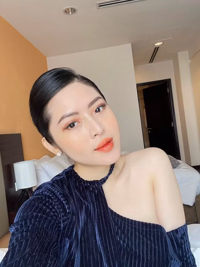 Ngoài ra, tiếp viên hàng không thường xuyên làm việc trong môi trường thiếu oxy nên việc chăm sóc da cực kỳ quan trọng.