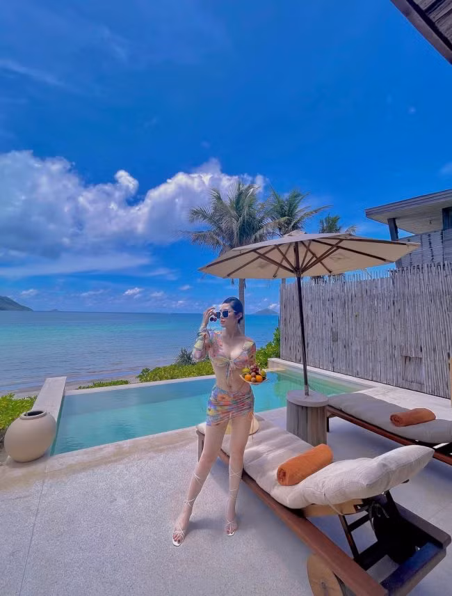 Phan Quế Chi thể hiện cá tính thời trang theo hình ảnh gợi cảm vừa đủ, không khoe cơ thể quá mức.