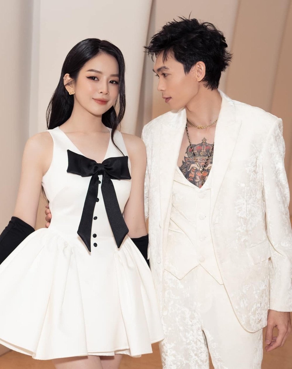 Cặp đôi đồng hành với nhau từ đời thường đến các hoạt động nghệ thuật. Trong đó, nam diễn viên thể hiện thái độ cưng chiều bạn gái hết mực.