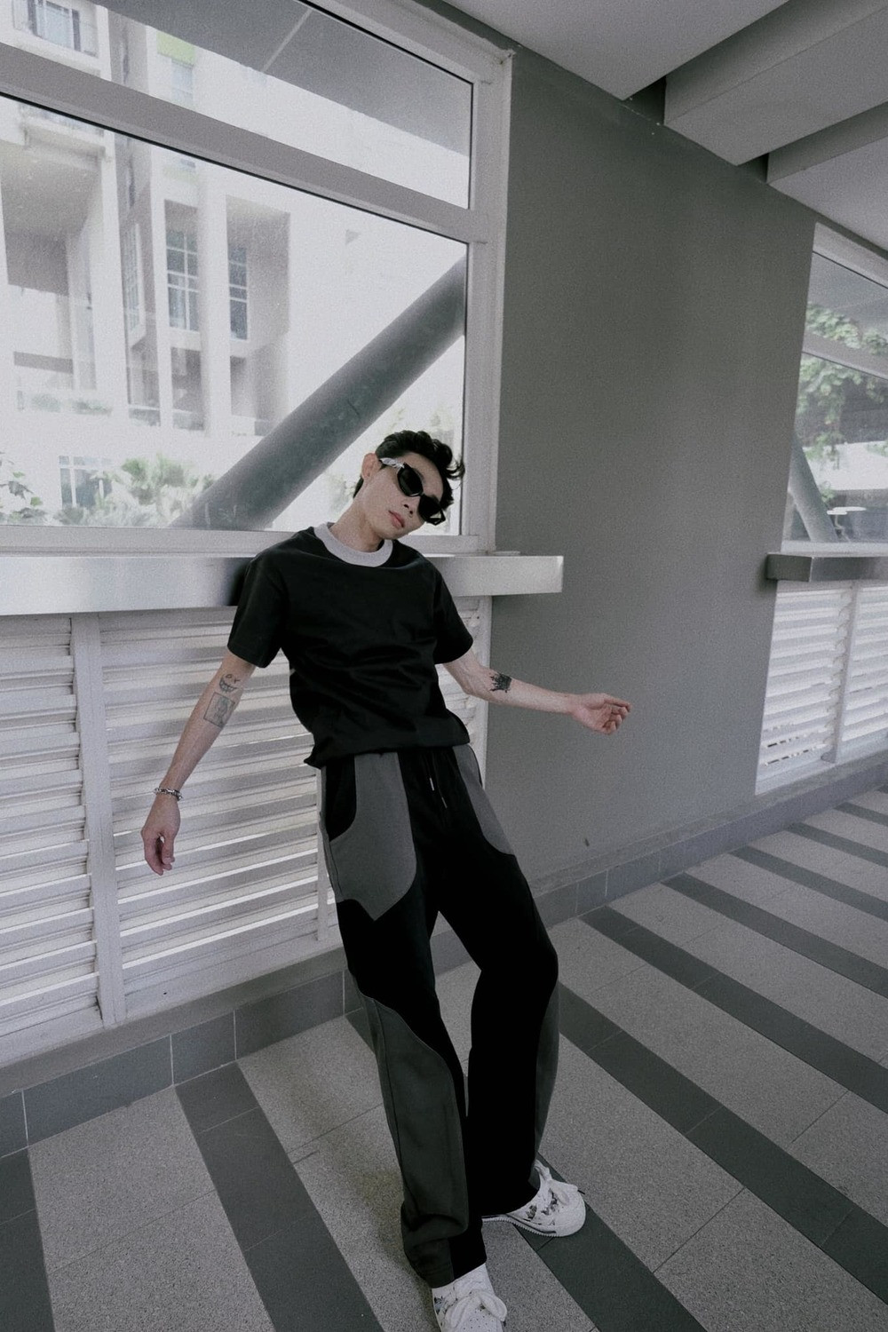 Nhiều người cho rằng đôi uyên ương rạn nứt vì chênh lệch danh tiếng. Ngoài ra, nam diễn viên hài còn được cho là người "sống dựa" vào bạn gái vì nữ DJ phải trả mọi chi phí sinh hoạt cho người yêu