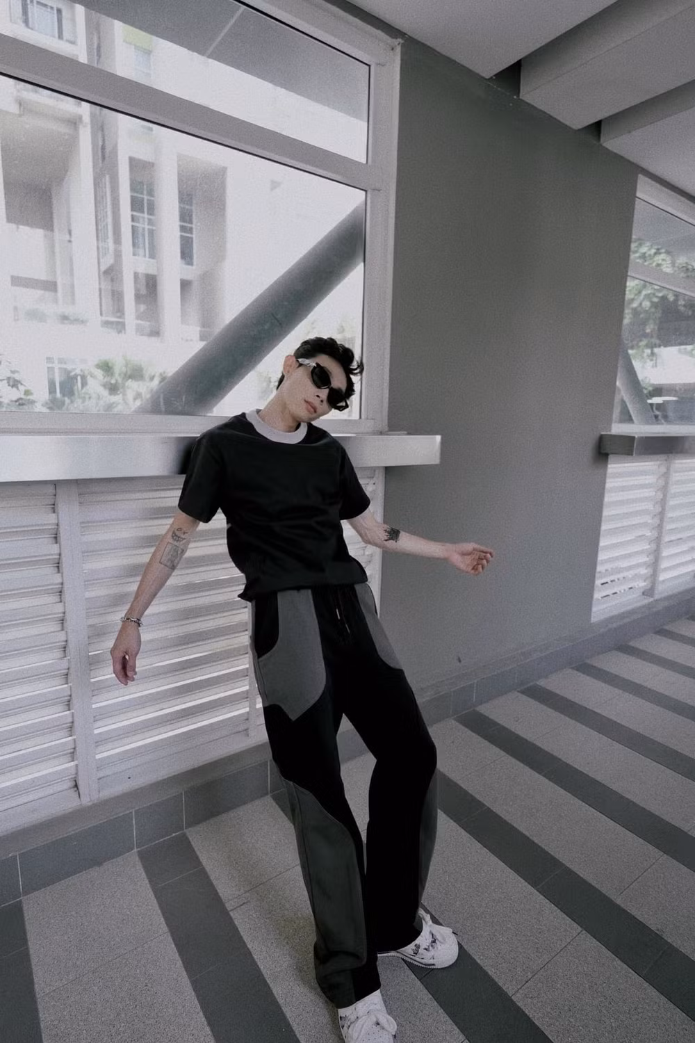 Nhiều người cho rằng đôi uyên ương rạn nứt vì chênh lệch danh tiếng. Ngoài ra, nam diễn viên hài còn được cho là người "sống dựa" vào bạn gái vì nữ DJ phải trả mọi chi phí sinh hoạt cho người yêu