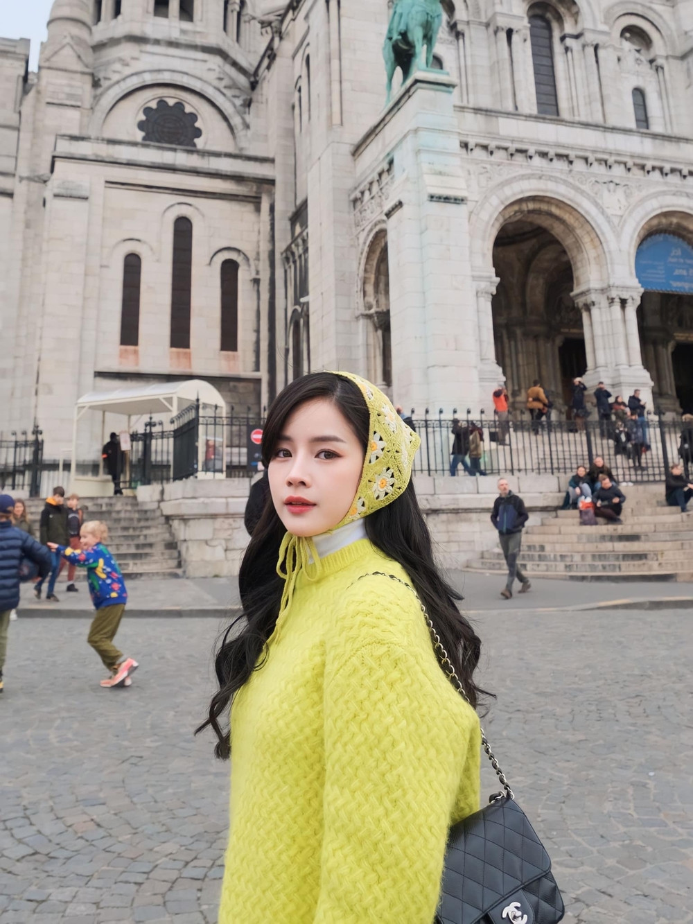 Trước đó, cặp đôi thường "dính nhau không rời" dù trong hay ngoài nước. Tại trời Tây, người đẹp liên tục khoe loạt ảnh check in sang chảnh ở những địa điểm du lịch nổi tiếng.