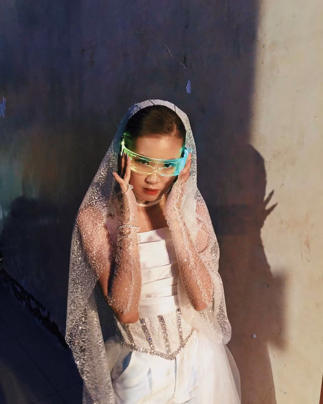 Một bộ phận dân mạng để lại bình luận khen ngợi Pháo có thân hình nuột nà, căng tràn nhựa sống. Nhưng ở phía ngược lại, nhiều người lại cho rằng cô nàng nên tập trung vào việc rèn luyện khả năng rap thay vì lên mạng khoe đường cong cơ thể.