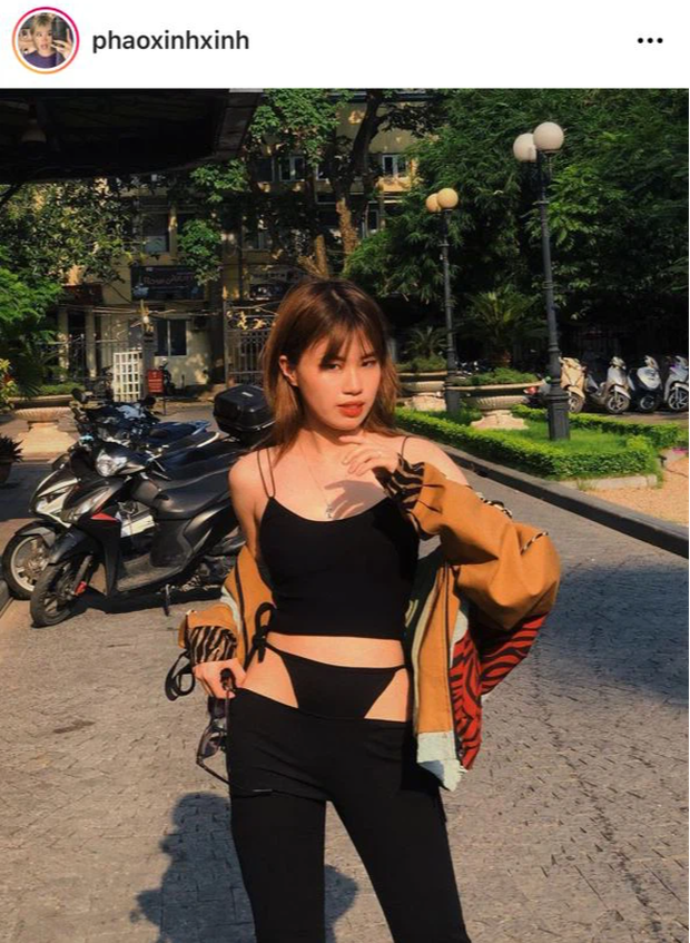 Điển hình như mới đây, "công chúa làng rap" - Pháo đã có màn khoe dáng nuột một cách khéo léo bằng cách diện trang phục theo style độc. Đó chính là mẫu quần tụt lộ nội y.