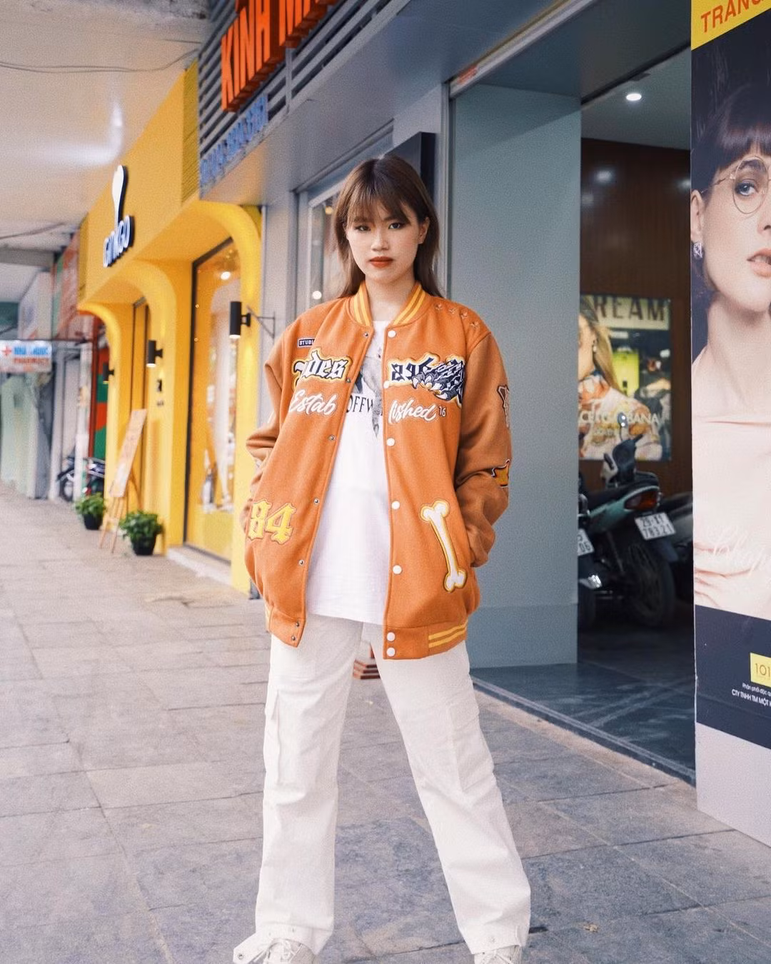 Trước Pháo, style quần tụt lộ nội y từng được những gương mặt như Chi Pu, Ngọc Trinh hay Tóc Tiên "lăng xê" nhiệt tình.