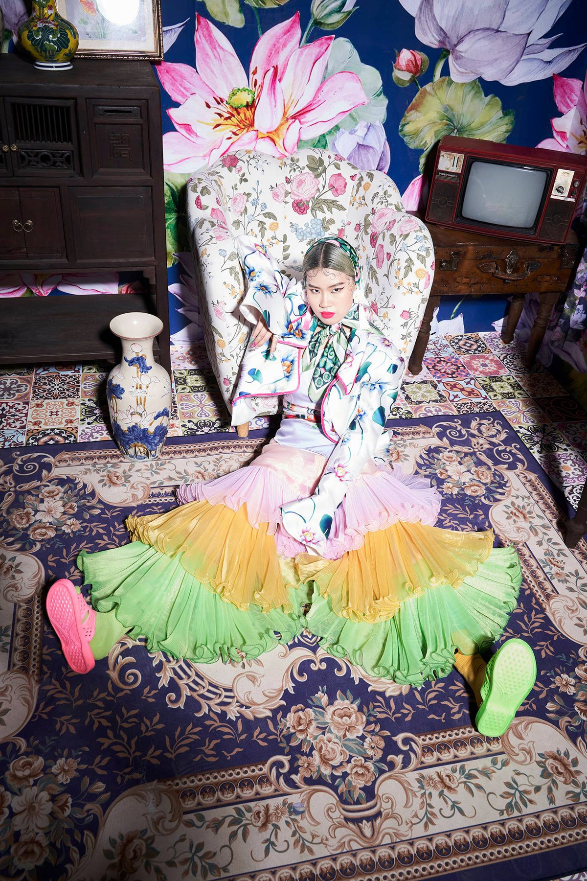 So với TLinh, rapper Pháo trông có vẻ nữ tính hơn. Tuy nhiên, điều đó không có nghĩa cô nàng thiếu cá tính. Trên trang cá nhân, gái xinh 2K3 này thường xuyên khoe những bức ảnh trong style cực chất khiến netizen nhiều lần không khỏi xuýt xoa.