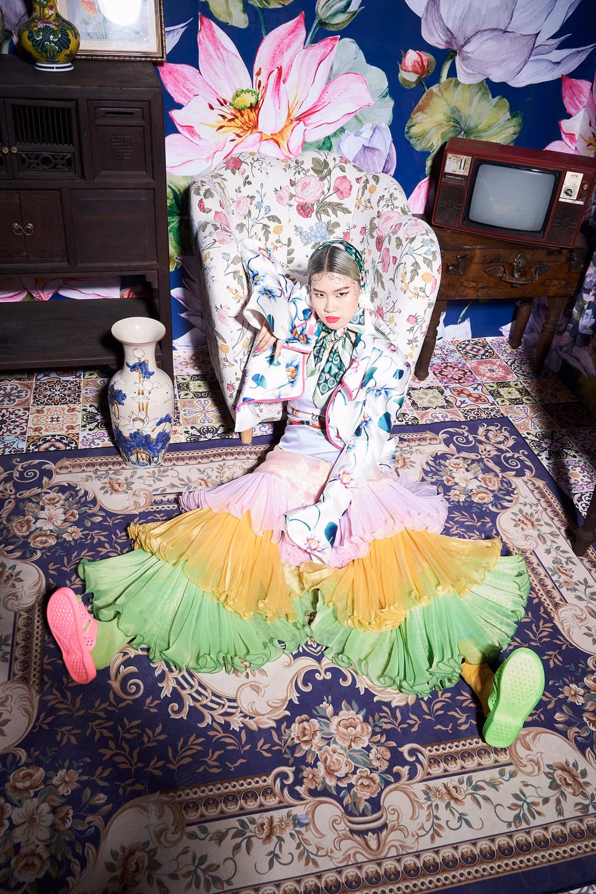 So với TLinh, rapper Pháo trông có vẻ nữ tính hơn. Tuy nhiên, điều đó không có nghĩa cô nàng thiếu cá tính. Trên trang cá nhân, gái xinh 2K3 này thường xuyên khoe những bức ảnh trong style cực chất khiến netizen nhiều lần không khỏi xuýt xoa.