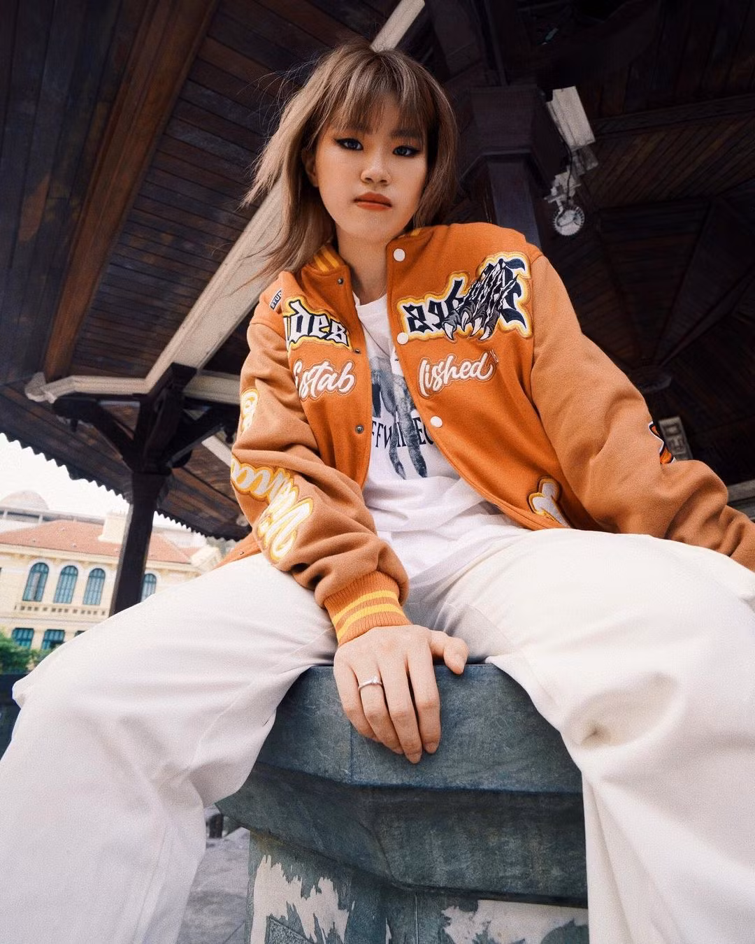 Style quần tụt lộ nội y với những đường cắt xẻ táo bạo giúp Pháo khéo léo phô bày được body nuột nà.