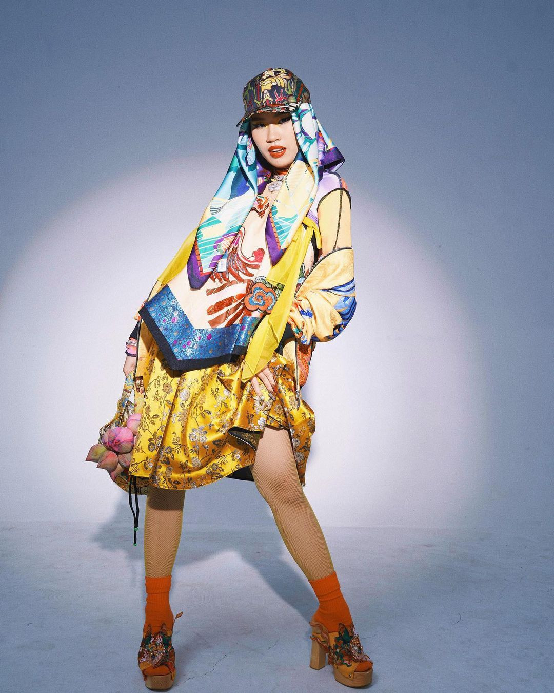 Tuy nhiên, chẳng hiểu vì lý do gì, bức ảnh khoe style quần tụt lộ nội y của Pháo bị gỡ bỏ khỏi trang cá nhân. Theo nhiều dân mạng đưa ra phỏng đoán, phải chăng cô nàng chưa ưng với bức ảnh hay vì vấp phải sự phản ứng của nhiều người nên đã ẩn hình ảnh đó đi.