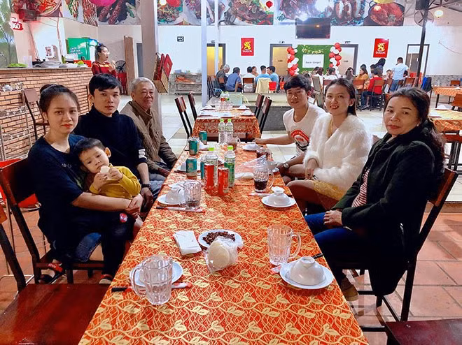 Ngoài ra, bố mẹ của Hoài Như đã tặng con gái thêm nhiều “món quà” có giá trị khác như: 2 sổ đỏ 4 tỷ đồng, một ô tô trị giá 1,3 tỷ đồng.