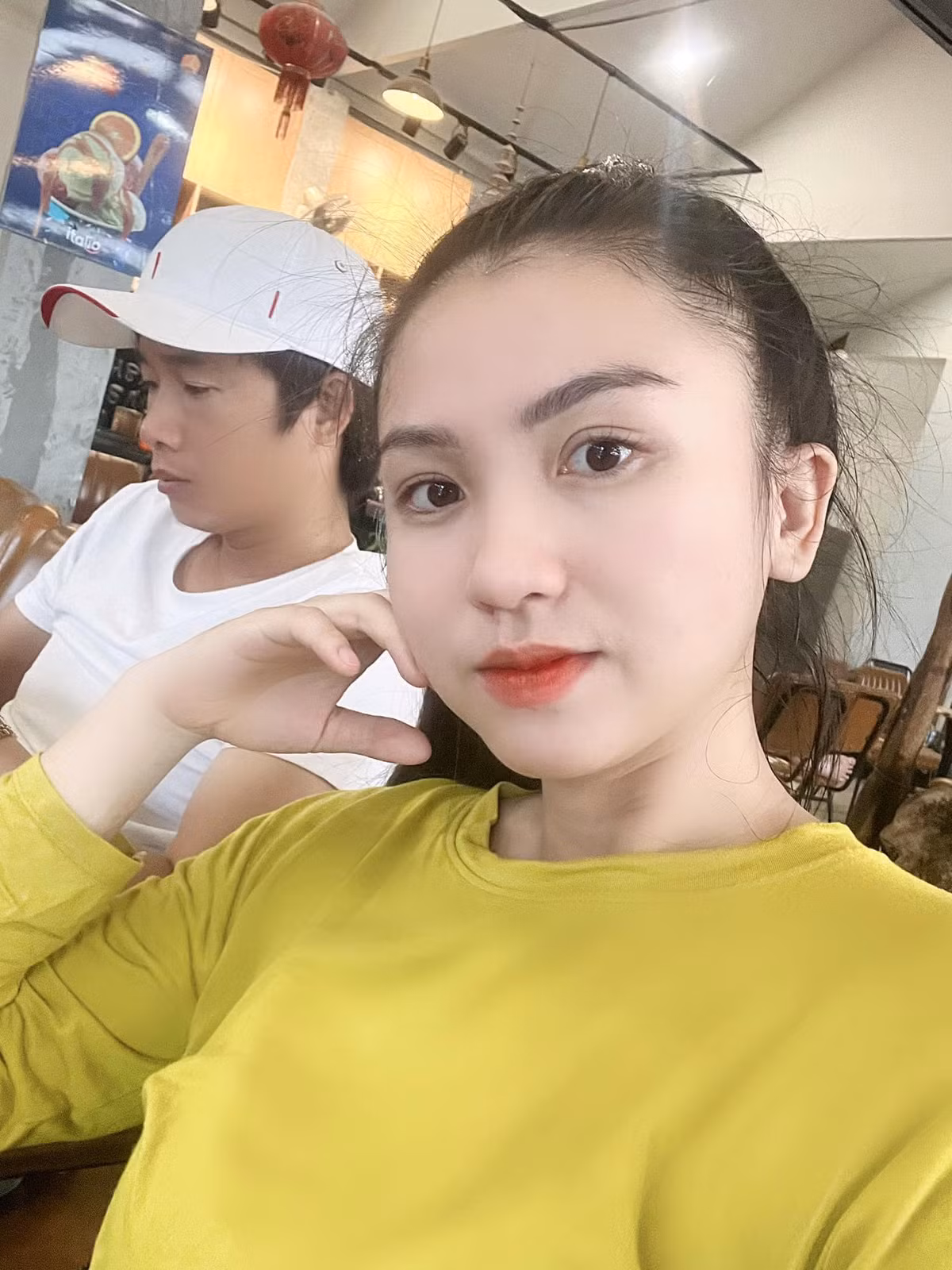 Trên trang cá nhân, Hoài Như thường xuyên khoe những ngày chăm chỉ làm việc. Thi thoảng cô lại dành thời gian cho gia đình, con trai… bằng chuyến nghỉ dưỡng, du lịch ở nơi sang chảnh.