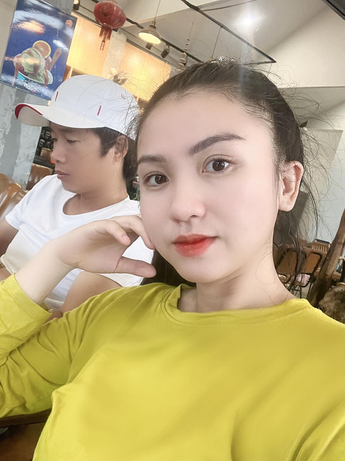 Trên trang cá nhân, Hoài Như thường xuyên khoe những ngày chăm chỉ làm việc. Thi thoảng cô lại dành thời gian cho gia đình, con trai… bằng chuyến nghỉ dưỡng, du lịch ở nơi sang chảnh.