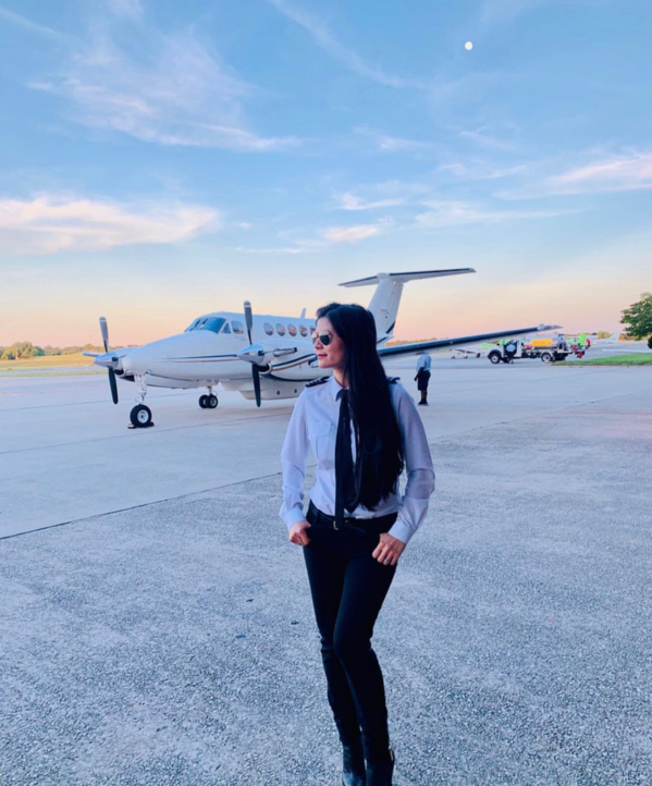 Theo đó, để vừa theo đuổi đam mê, vừa làm bố mẹ vui lòng, Anh Thư phải học cùng lúc hai trường. Cụ thể là học toán học và học phi công. Thời điểm đó, cô cũng phải giấu gia đình để làm gia sư nhằm tự trang trải học phí đắt đỏ.