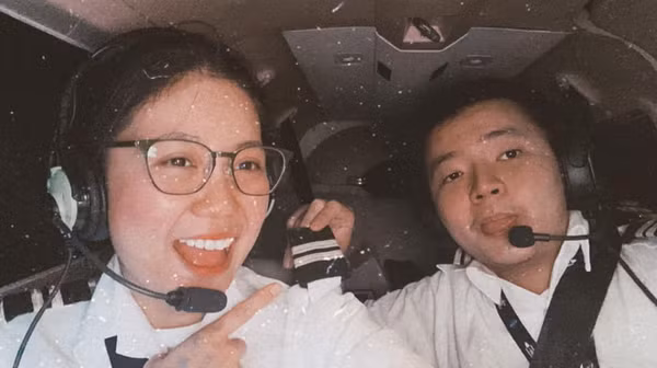 Theo đó, vì có mẹ công tác trong ngành hàng không, cô bé Thùy Khanh năm 13 tuổi đã từng mặc bộ đồ phi công nhí để biểu diễn văn nghệ ở cơ quan mẹ, đồng thời trong những năm học Đại học, cô cũng nhận thấy mình có niềm đam mê với nghề phi công.