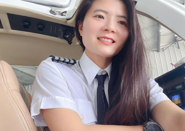 Nguyễn Anh Thư quê ở Phú Yên nhưng năm 12 tuổi cô đã cùng gia đình sang Mỹ định cư. Đến năm 18 tuổi, cô muốn bắt đầu học ngành hàng không nhưng không nhận được sự ủng hộ của gia đình bởi bố mẹ muốn cô học trường Y hoặc một ngành học khác phù hợp hơn.