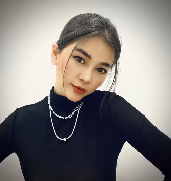 Diệu Thúy đã quyết định bỏ ra khoảng 6 tỷ đồng để học lái máy bay. Trong khoảng thời gian học ở Mỹ, cô đã tốt nghiệp sớm hơn dự tính và trở thành phi công chuyên lái máy bay thương mại nhỏ.