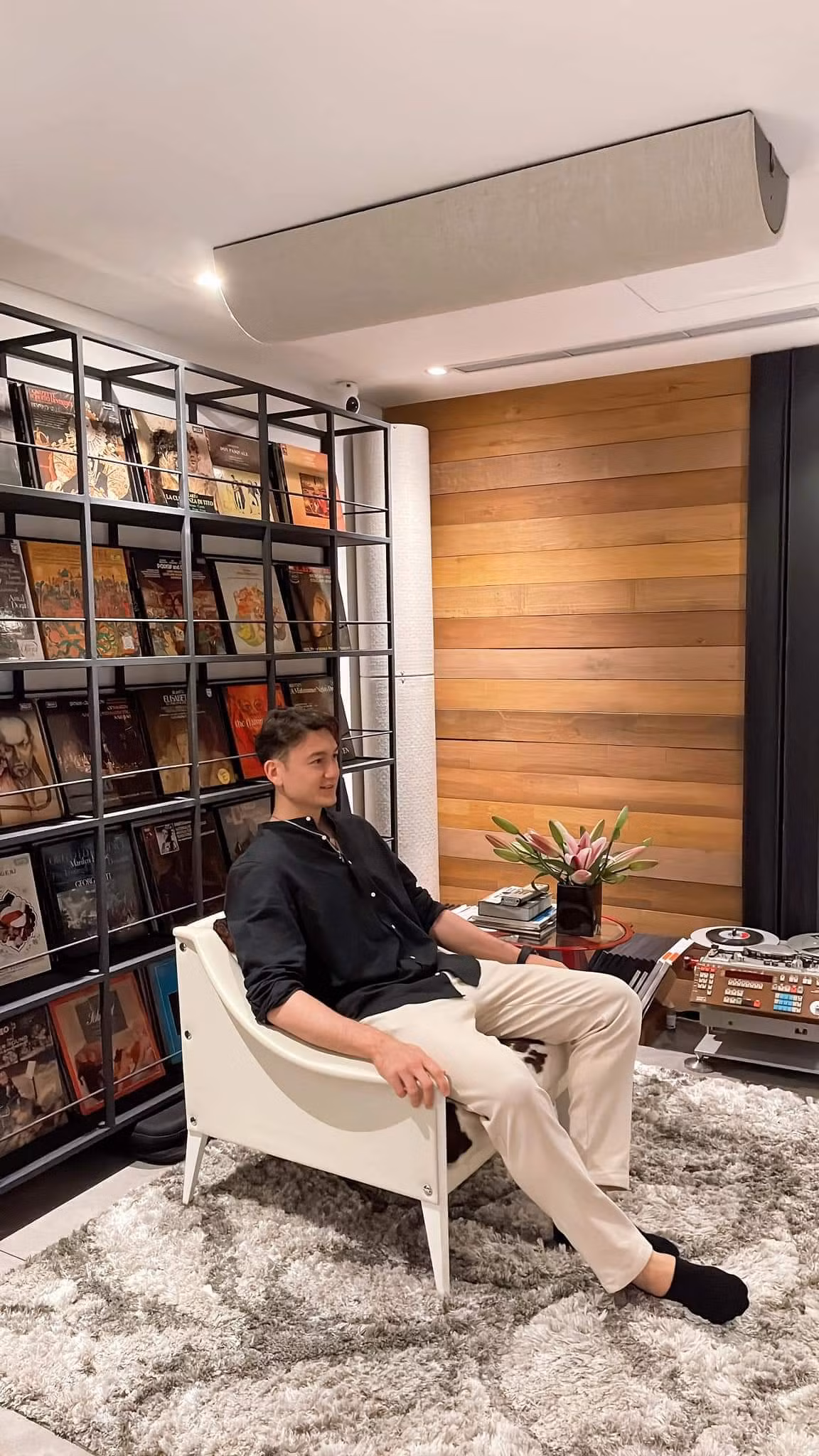 Ở phần bình luận bài đăng, nhiều người trêu đùa gương mặt của chàng thủ môn rất giống tâm trạng của mọi người thời điểm hiện tại.