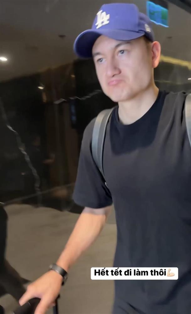 Sau nhiều ngày "ăn chơi thả cửa", mới đây Đặng Văn Lâm đã tay xách nách mang hành lý, từ Sài Gòn trở lại Bình Định để hội quân.