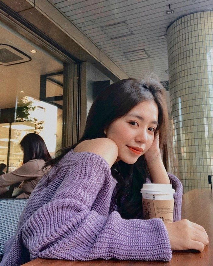 Cụ thể trên dòng story của mình, Mẫn Tiên đã đăng bức ảnh cười rạng rỡ, đứng cạnh một chàng trai kèm caption: "Good things are coming" (Tạm dịch: Những điều tốt đẹp đang đến).