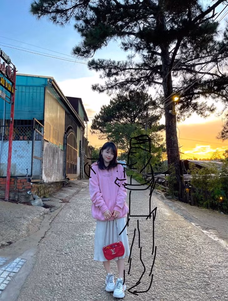 Tuy nhiên, đáng chú ý nhất là một số "thợ ảnh" đã "có tâm" tới mức ghép hẳn Quang Hải, người yêu cũ của Huỳnh Anh vào trong bức hình.