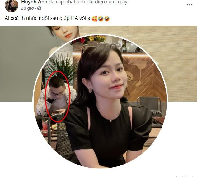 Huỳnh Anh từng nhờ dân mạng xóa người phía sau và cũng nhận những cái kết "đắng" không kém.