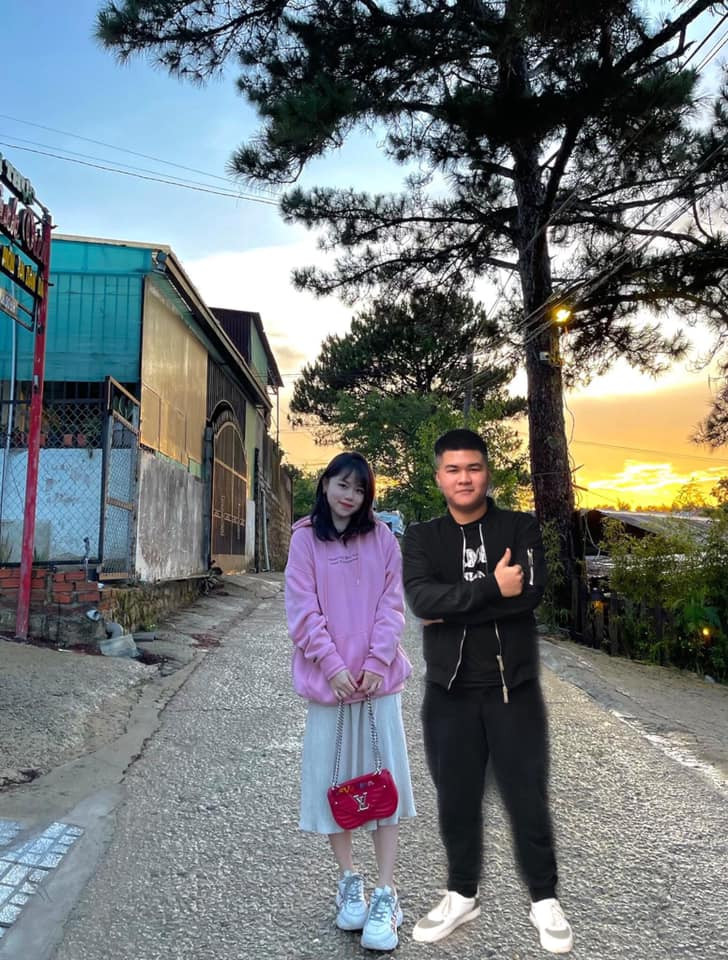 Cụ thể, cô nàng đã đăng ảnh đứng một mình giữa con đường kèm dòng trạng thái: "Ai ghép cho Huỳnh Anh đứng cùng 1 người nữa cho đỡ buồn đi nhỉ".