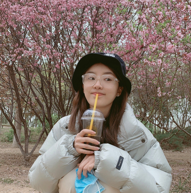 Nếu như trong phim, Trương Nguyệt liên tục bị chê bai vì nhan sắc. Nhưng ngoài đời, tiểu tam xứ Trung này lại gây ấn tượng với vẻ đẹp ngọt ngào, dịu dàng và dễ thương.