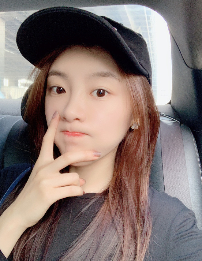 Trương Nguyệt sinh năm 1994 tại Bắc Kinh – Trung Quốc, tốt nghiệp Học viện Vũ đạo Bắc Kinh đình đám. Theo nguồn tin có được, nữ diễn viên có xuất thân “không phải dạng vừa”.