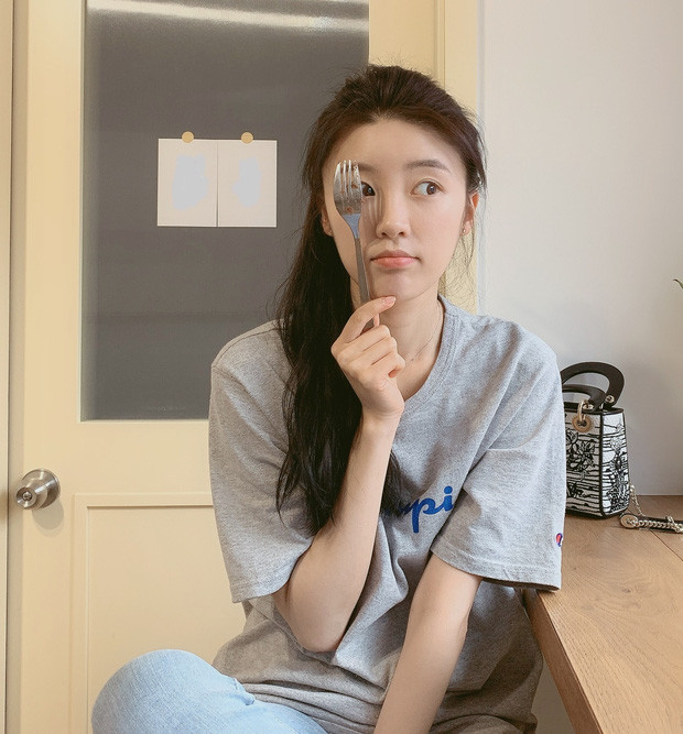 Style đời thường của Trương Nguyệt khá đơn giản, cô thường diện quần jeans, áo thun và giày sneaker.