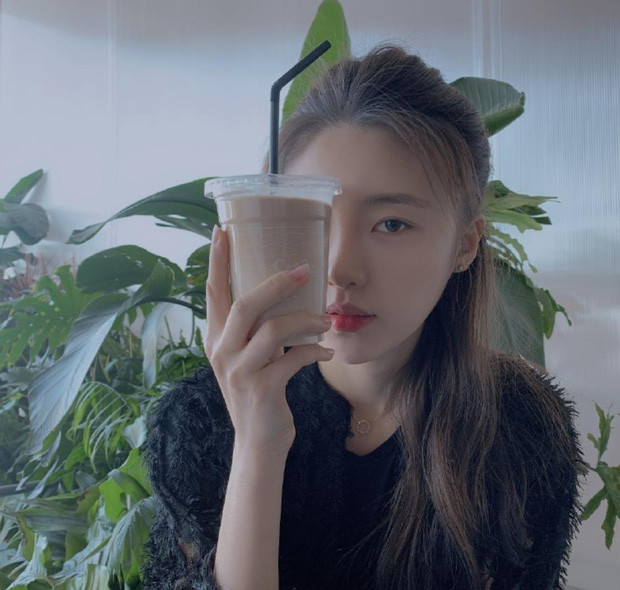 Trương Nguyệt thường chỉ để kiểu tóc buông xõa đơn giản nhưng chính kiểu tóc này lại giúp tôn lên gương mặt thanh thoát, nhỏ nhắn của nữ diễn viên sinh năm 1994.