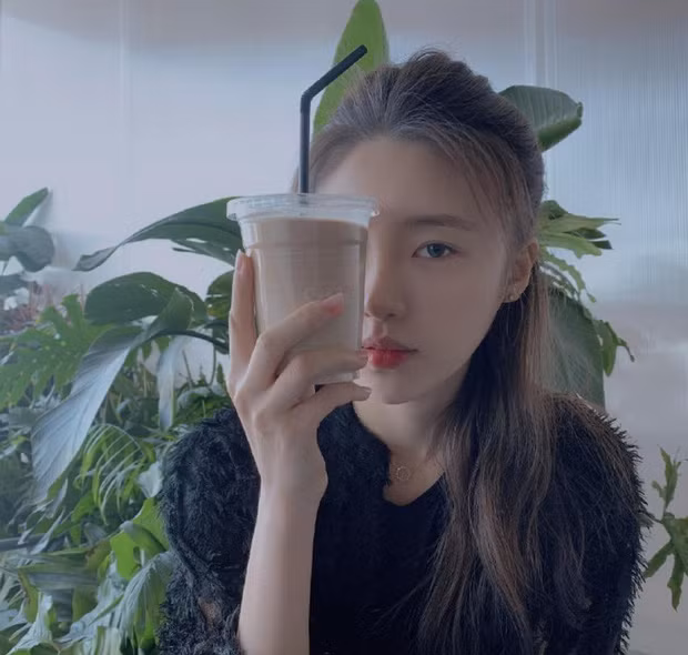 Trương Nguyệt thường chỉ để kiểu tóc buông xõa đơn giản nhưng chính kiểu tóc này lại giúp tôn lên gương mặt thanh thoát, nhỏ nhắn của nữ diễn viên sinh năm 1994.