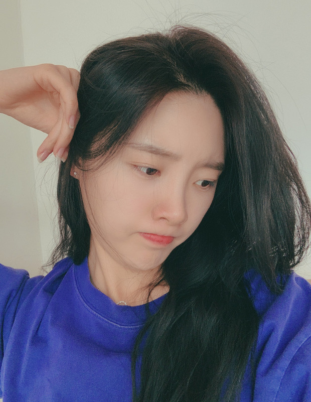 Vì nhan sắc ấn tượng nên dù không makeup đậm, son môi màu nhạt hết sức, tóc tai tạo kiểu đơn giản nhưng Trương Nguyệt vẫn vô cùng ấn tượng, xinh đẹp trong trẻo như cô gái nhà bên.