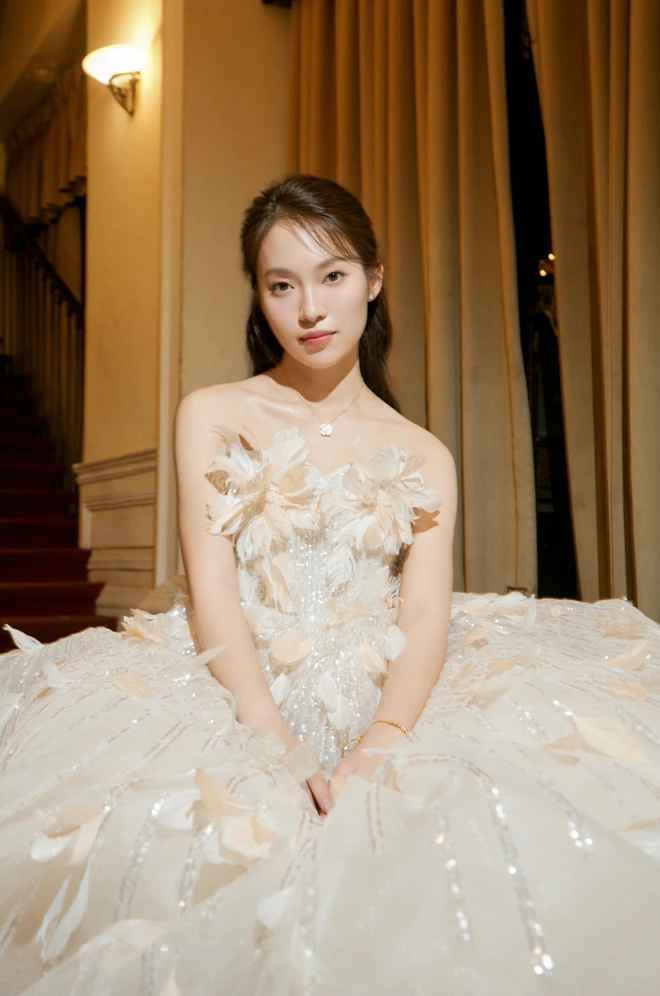 Đáng chú ý, khi cộng đồng mạng đang thảo luận rôm rả, Khánh Vy cũng nhanh chóng xuất hiện và để lại bình luận giải thích. Nữ MC chỉ rõ ngữ cảnh khi nói là trong một vlog cách đây 1 năm trước mà cô chia sẻ về việc "Cách nói Tiếng Anh sang xịn như BLACKPINK".