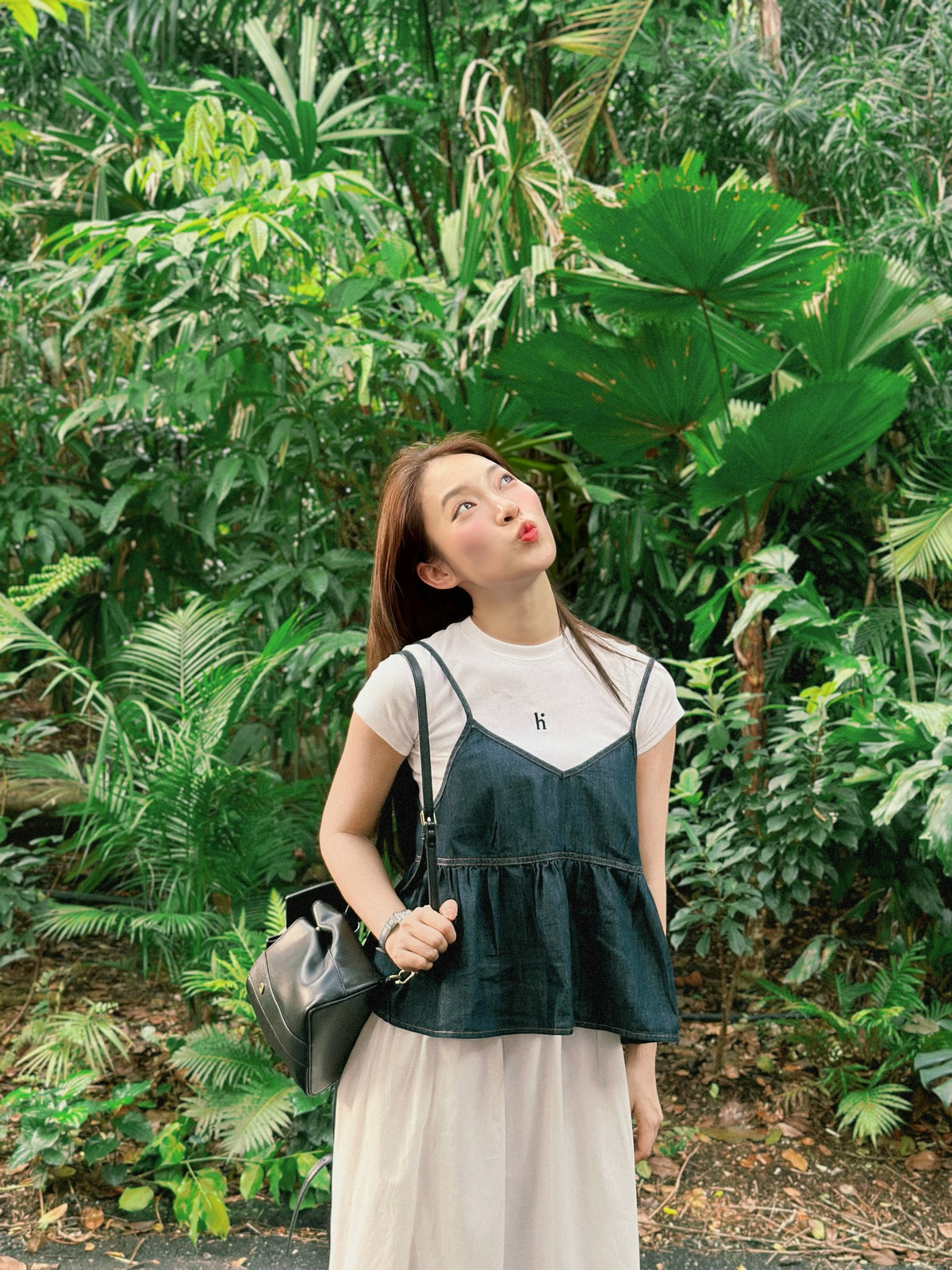 Bên cạnh việc đưa ra ý kiến giải thích về cách nói tiếng Anh đang gây tranh cãi của mình, Khánh Vy còn khéo léo xin thêm tham vấn của chủ post để bản thân và những bạn trẻ khác có thể học hỏi thêm. Điều này khiến cộng đồng mạng lại một nữa phải đánh giá cao sự khéo léo, tinh tế và "EQ 1000 điểm" của nữ MC.