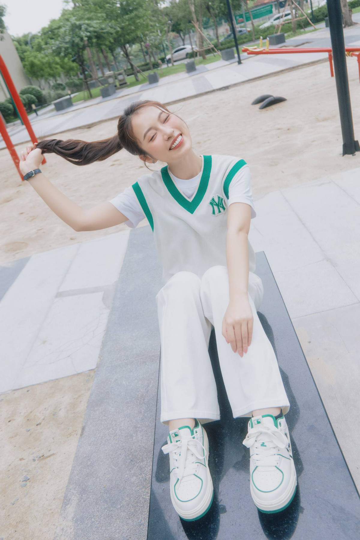 Phía dưới phần bình luận, netizen dành nhiều lời khen khi Khánh Vy có pha lật ngược tình thế đáng học hỏi. Từ chỗ đang là người bị nhận nhiều bình luận chỉ trích, chê thẳng thừng nhưng nữ MC không thể hiện sự buồn bã hay khó chịu mà quyết định trở thành luôn "follower" của người "khịa" mình cần nâng trình độ.