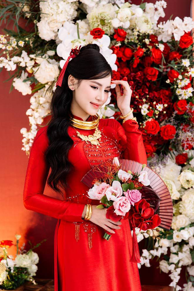 Mới đây, trên trang cá nhân, Đặng Ngân bất ngờ chia sẻ hình ảnh theo chồng về dinh.