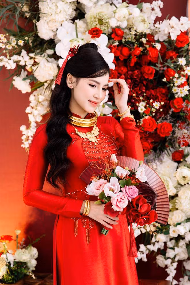 Mới đây, trên trang cá nhân, Đặng Ngân bất ngờ chia sẻ hình ảnh theo chồng về dinh.