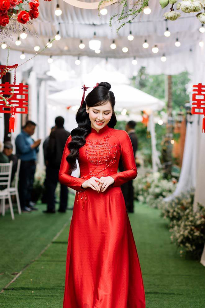 Đặng Ngân tiết lộ, đám cưới của cô diễn ra vào ngày 7/1 vừa qua và đám hỏi được tổ chức trước đó một tháng. Chồng của cô nàng là Trần Hiếu, hiện làm kinh doanh nhà hàng tại Hà Nội. Cặp đôi quen nhau từ năm 2015 khi nàng hot girl mùa World Cup này còn là sinh viên năm thứ hai.