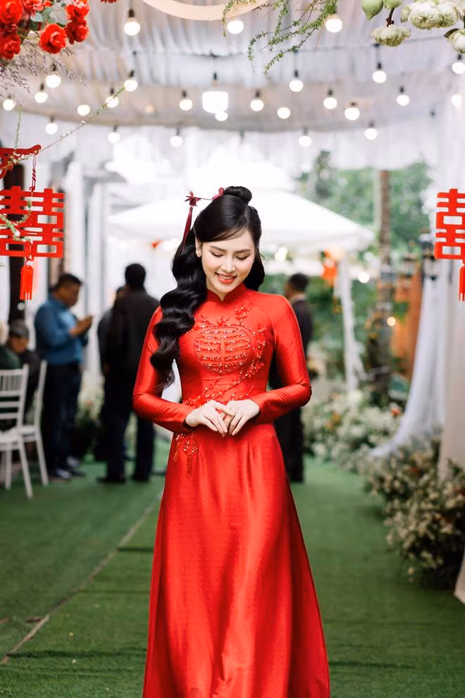 Đặng Ngân tiết lộ, đám cưới của cô diễn ra vào ngày 7/1 vừa qua và đám hỏi được tổ chức trước đó một tháng. Chồng của cô nàng là Trần Hiếu, hiện làm kinh doanh nhà hàng tại Hà Nội. Cặp đôi quen nhau từ năm 2015 khi nàng hot girl mùa World Cup này còn là sinh viên năm thứ hai.