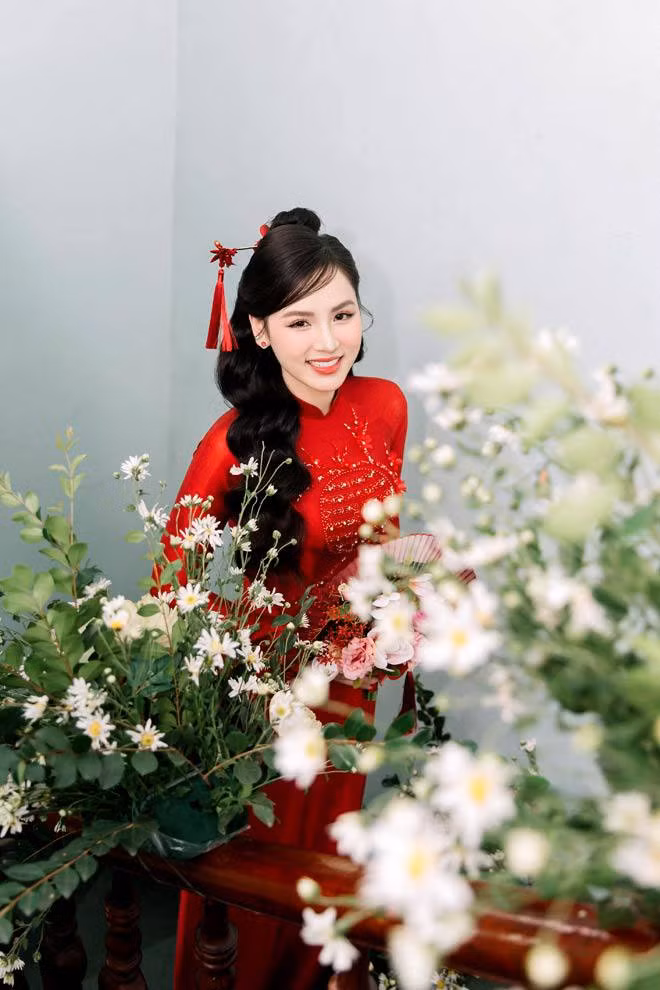 Trong bộ váy cưới lộng lẫy, cô dâu Đặng Ngân khoe nhan sắc đẹp lung linh. Điều khiến nhiều người tò mò là nàng “hot girl World Cup” luôn giấu kín diện mạo chú rể.