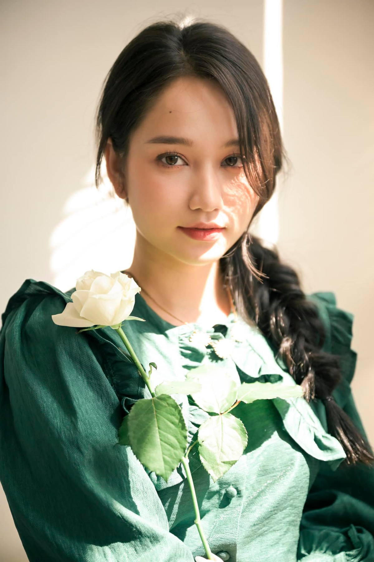 Không thể cứ gồng mình để tỏ ra mạnh mẽ mãi. Tuy nhiên, theo tôi, bên trong tạo ra bên ngoài. Sau thời gian gặp biến cố, tôi cố gắng tập thể dục lấy lại vóc dáng". Nữ diễn viên Mắt Biếc nói thêm.