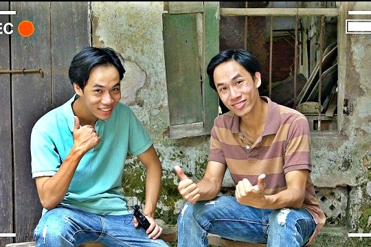 Việt Anh tiết lộ: "Việc hàng ngày của chúng tôi là xem tivi, xem phim để có thêm tư liệu sáng tạo". Thành viên nhóm 1977 Vlog cũng chia sẻ về bí quyết "sinh tồn" trong lĩnh vực sáng tạo nội dung: "Công việc sáng tạo giúp người thực hiện có thu nhập tốt, thời gian cũng tự do nên có thể nói, đây là công việc đáng mơ ước...