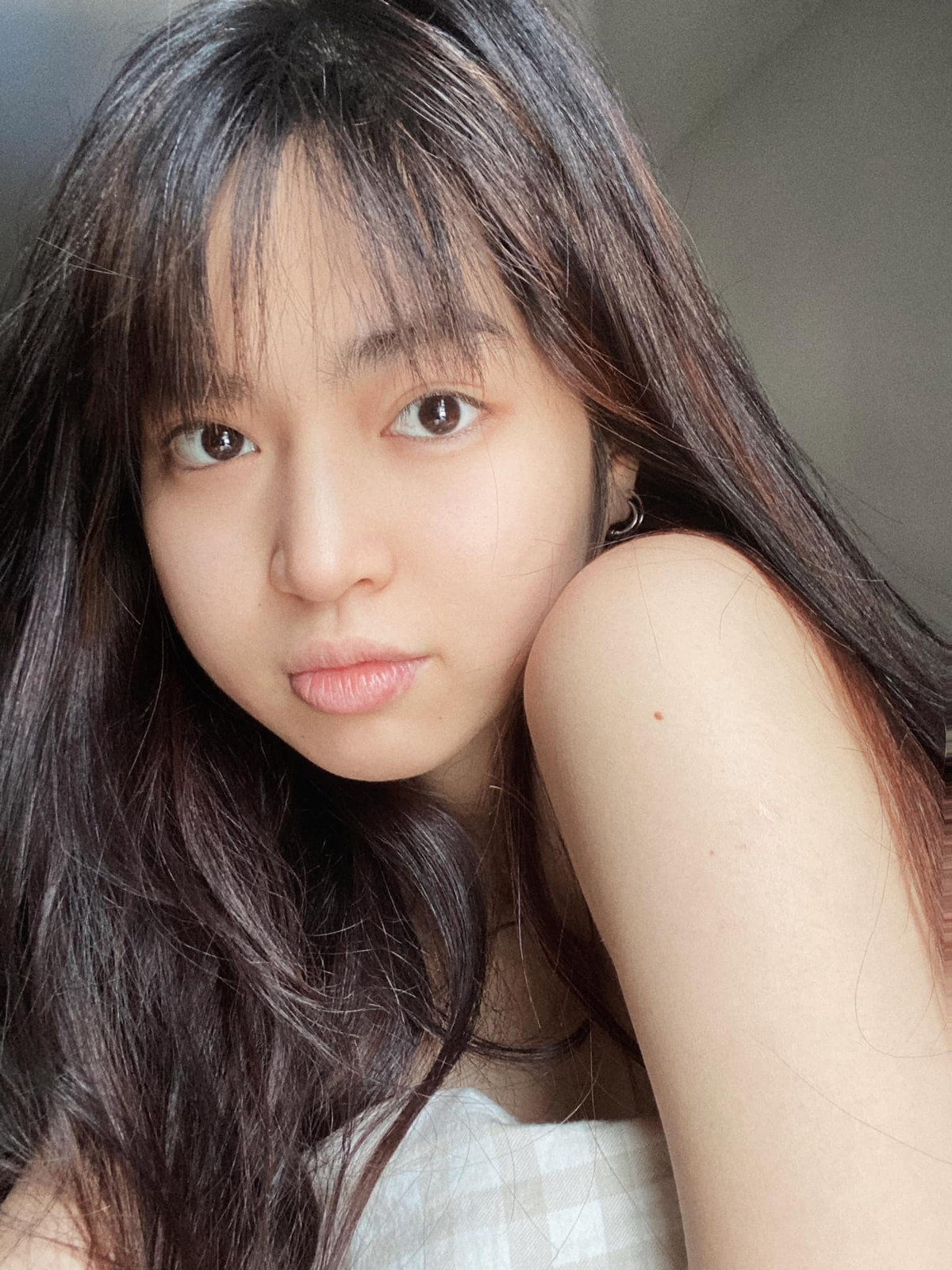 Phát bệnh trong thời điểm nhạy cảm, thế nên cô nàng quyết định test nhanh COVID-19 tại nhà. May mắn thay, Khánh Vân nhận được kết quả âm tính.