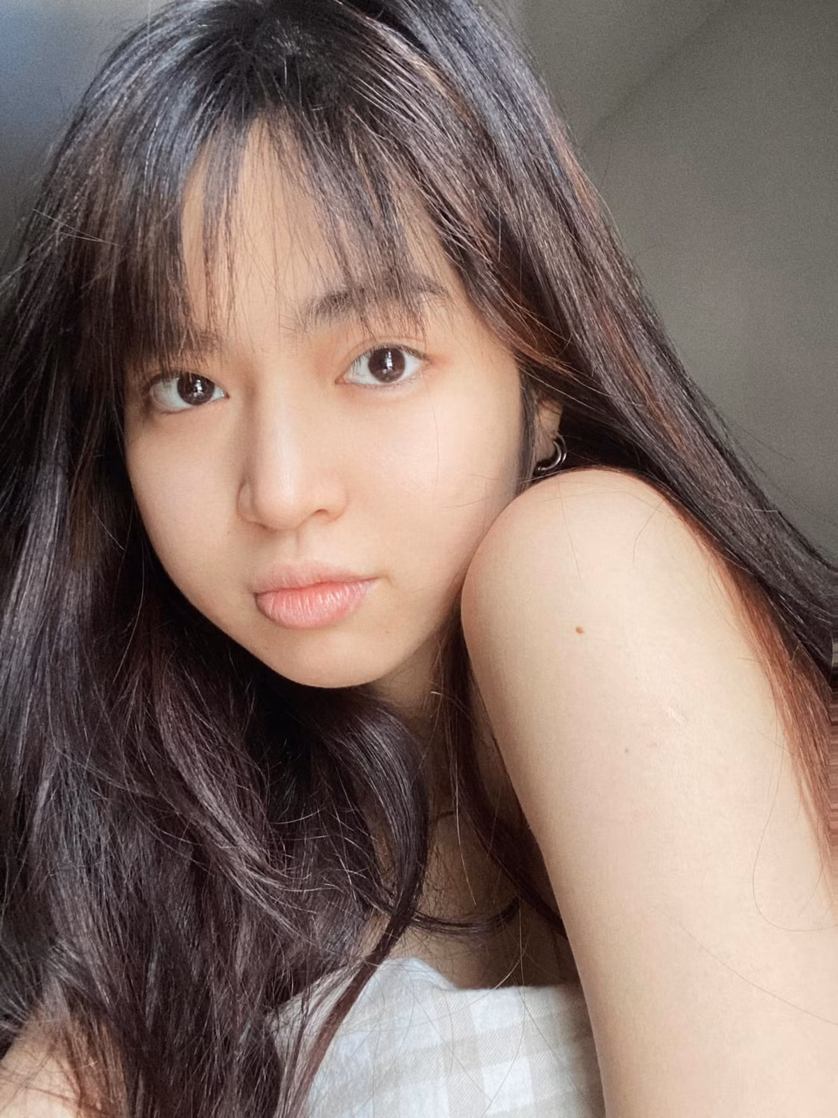 Phát bệnh trong thời điểm nhạy cảm, thế nên cô nàng quyết định test nhanh COVID-19 tại nhà. May mắn thay, Khánh Vân nhận được kết quả âm tính.