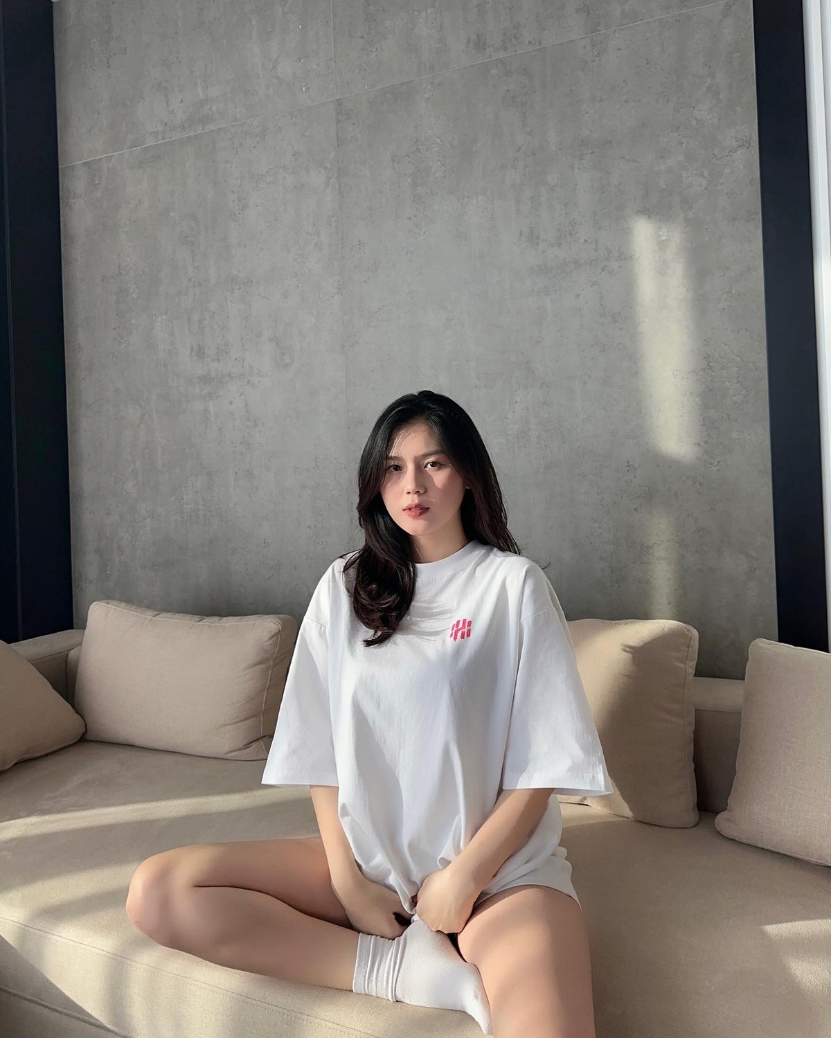 Hiện tại, Uyên Kem dành nhiều thời gian chăm sóc con và gia đình. Người đẹp cũng tự thưởng cho bản thân những chuyến đi du lịch nghỉ dưỡng ở nhiều địa điểm nổi tiếng.