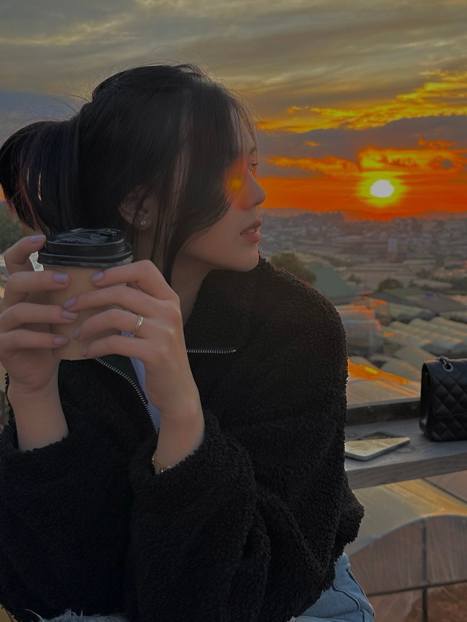 Nhờ tập luyện thể dục đều đặn, Uyên Kem nhanh chóng lấy lại được vóc dáng thon gọn. Giờ đây, người đẹp tự tin diện những mẫu bikini nóng bỏng, tích cực khoe khéo thân hình quyến rũ.