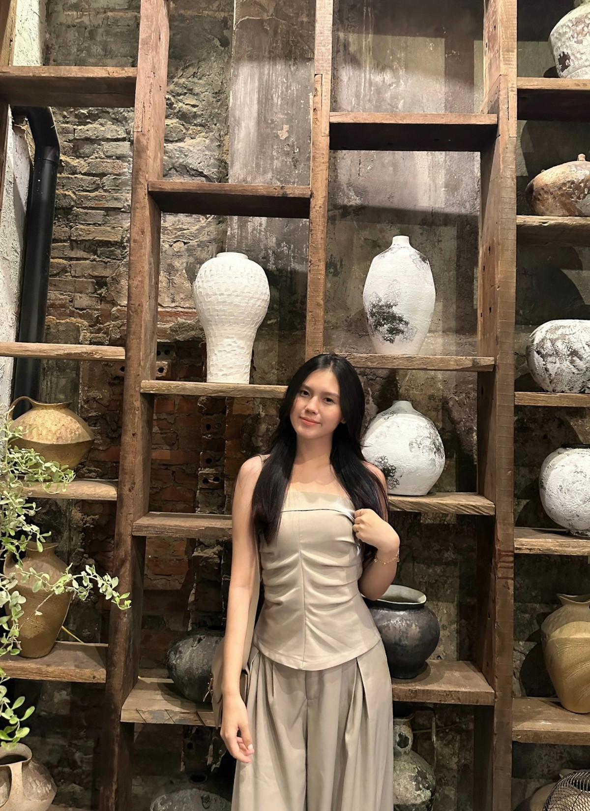 Dù là mẹ một con, vẻ ngoài của Uyên Kem không có nhiều thay đổi so với thời còn độc thân. Thậm chí, người đẹp sinh năm 2000 biết lựa chọn phong cách thời trang phù hợp và trở nên thu hút hơn trước.